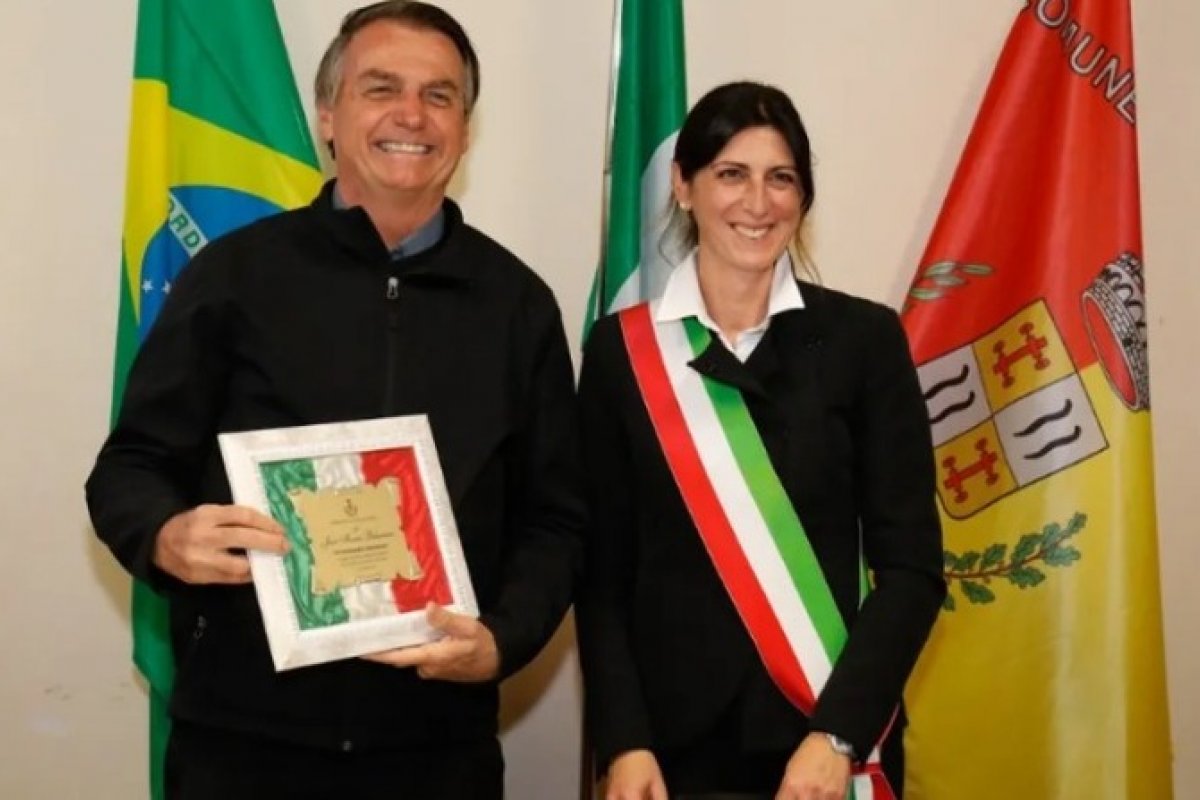 Parlamentares italianos pedem revogação da cidadania honorária dada a Bolsonaro por prefeita