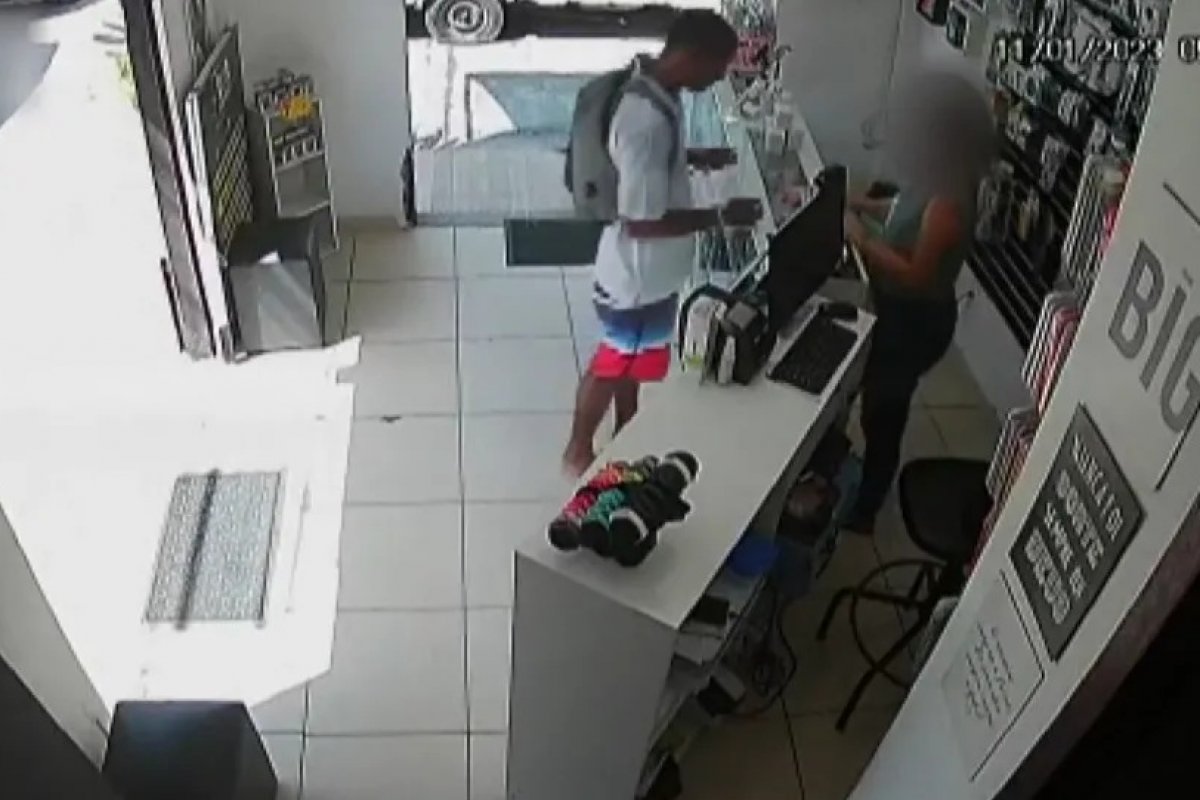 Homem se passa por cliente e rouba objetos de loja no bairro da Boca do Rio, em Salvador