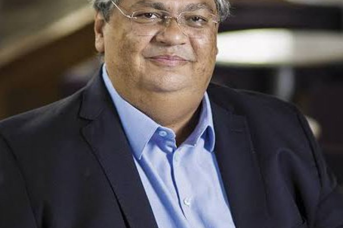 Flávio Dino parabeniza Lula por ter sancionado a lei que equipara injúria racial ao racismo