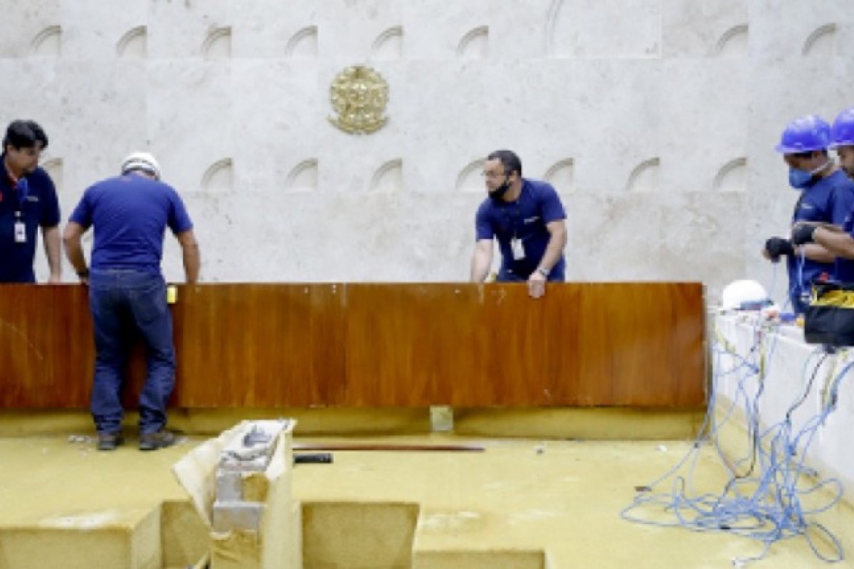 Equipes de limpeza, arquitetura, conservação e restauração inicia os trabalhos de reconstrução do Plenário e restauração de obras