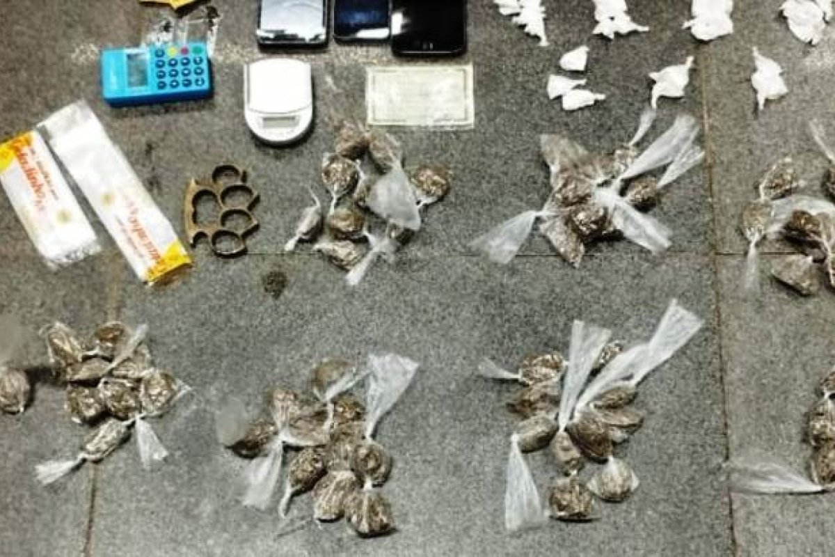 Homem é preso com drogas em condomínio residencial em Feira de Santana