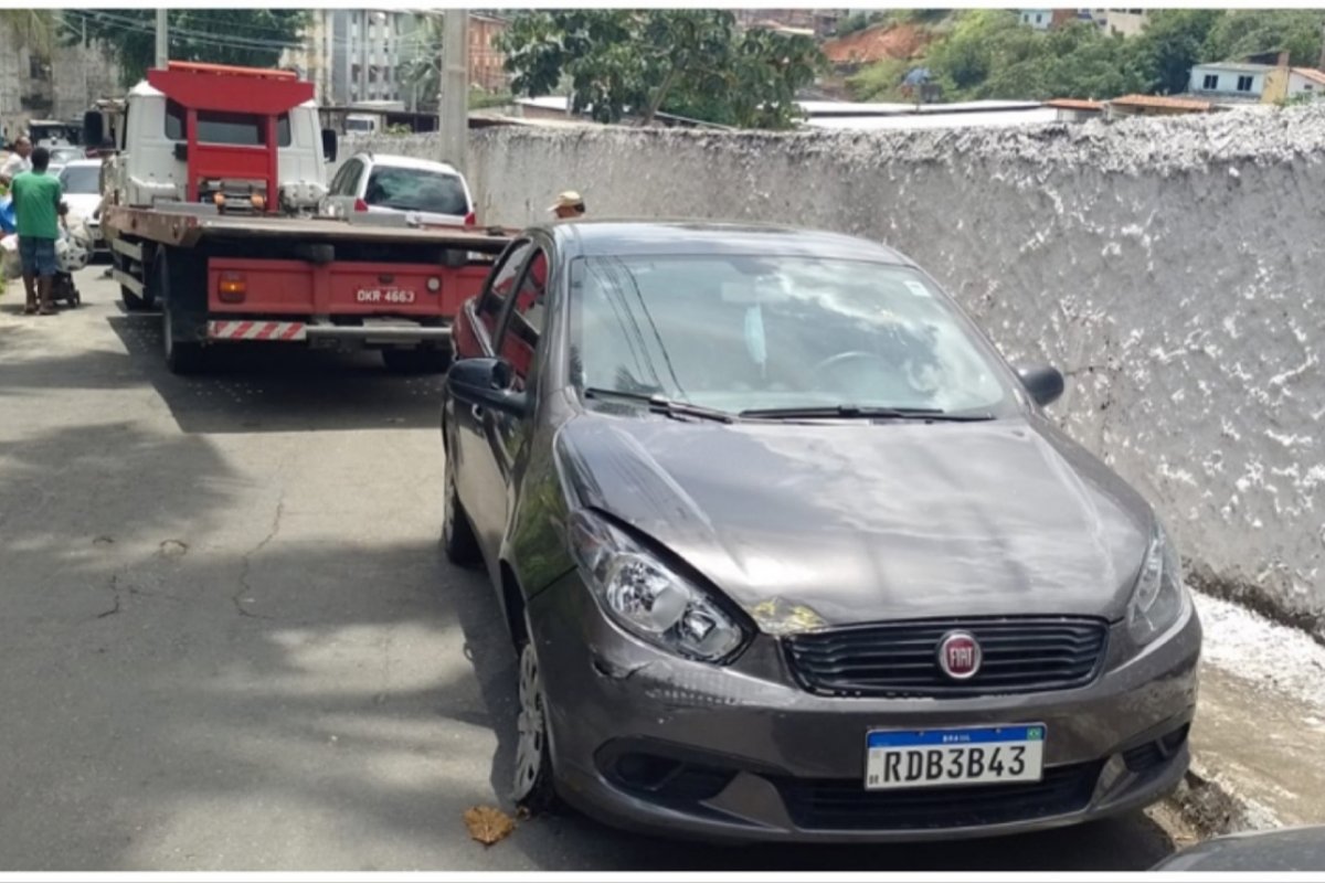 Carro roubado é recuperado por equipes do Esquadrão Água no bairro de Santa Mônica