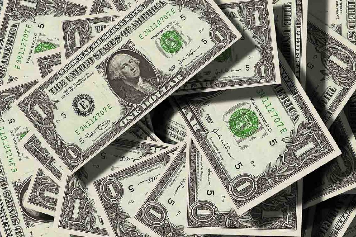 Dólar fecha dia cotado a R$ 4,2394 e renova recorde