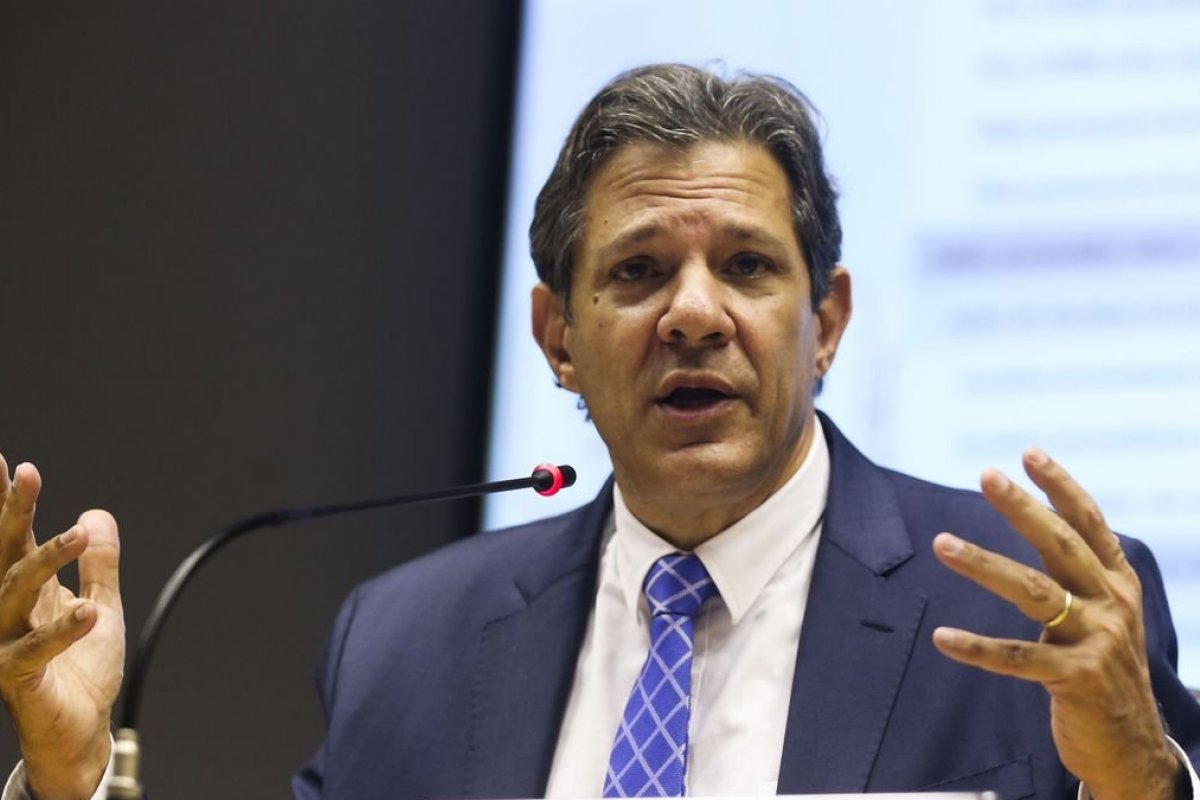 Hadadd diz que governo deve voltar a cobrar imposto sobre combustíveis em março