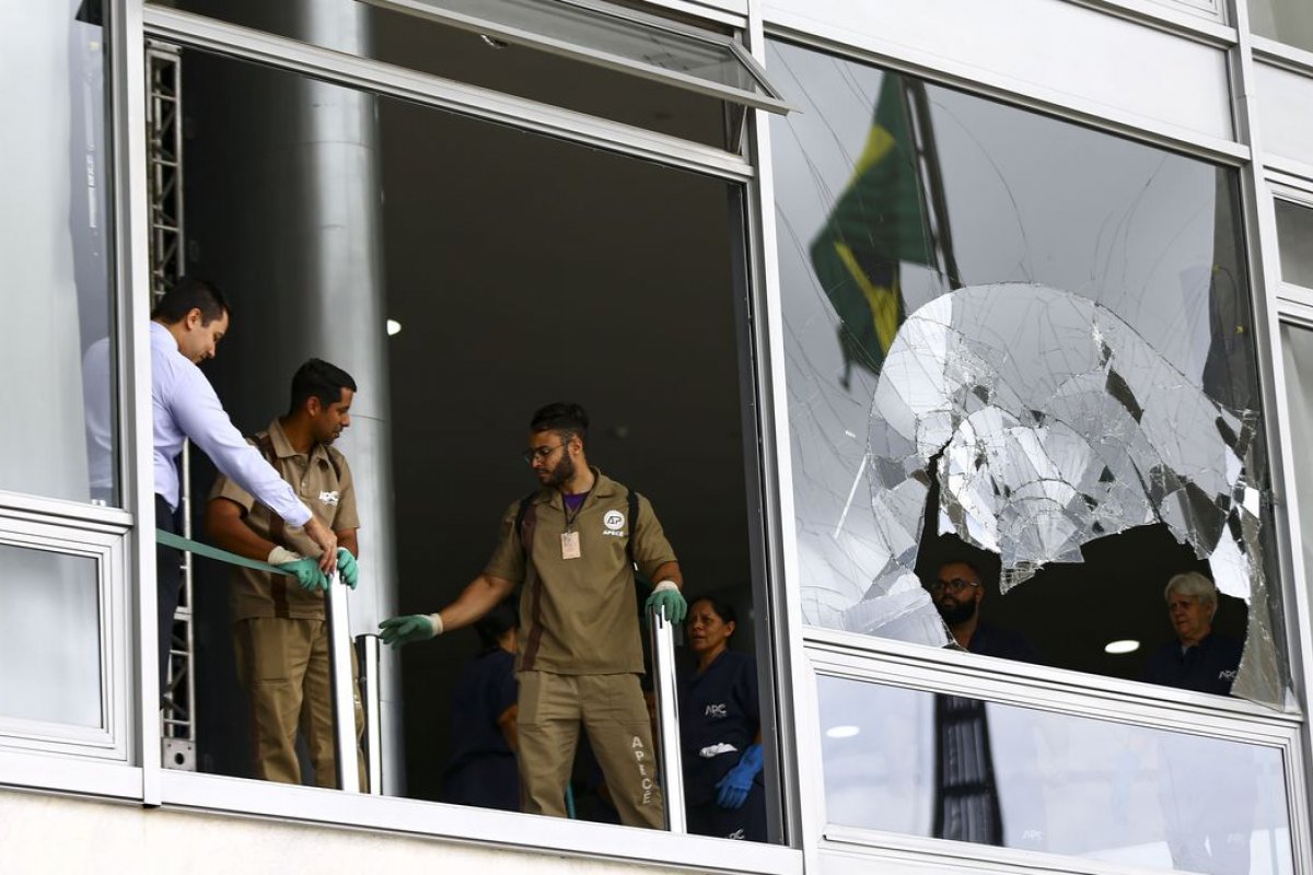 Acusados de financiar os atos de vandalismo ao Plenário têm R$ 6,5 milhões bloqueados pela Justiça
