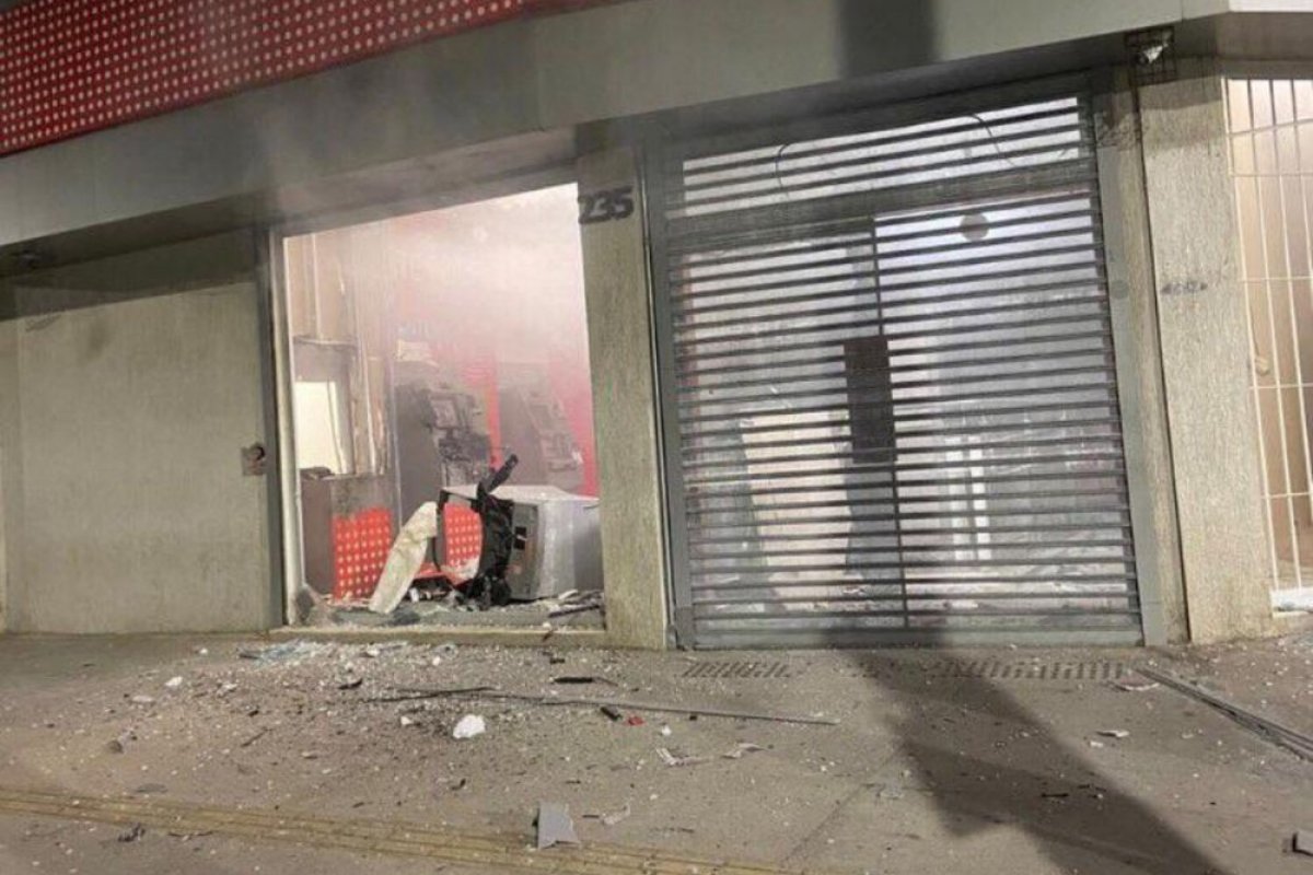 Grupo armado arromba uma agência bancária no Centro de Simões Filho