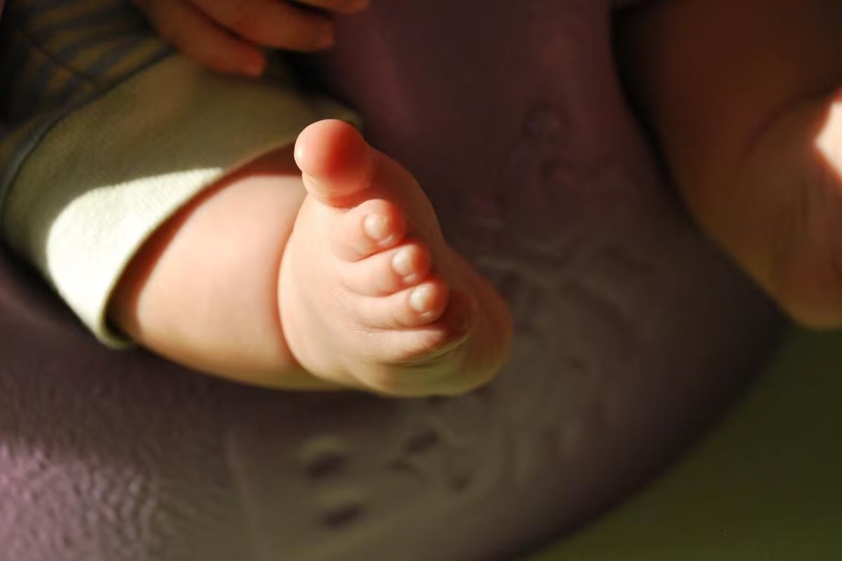 Bebê de 10 meses é hospitalizado após engolir cigarro de maconha em MG