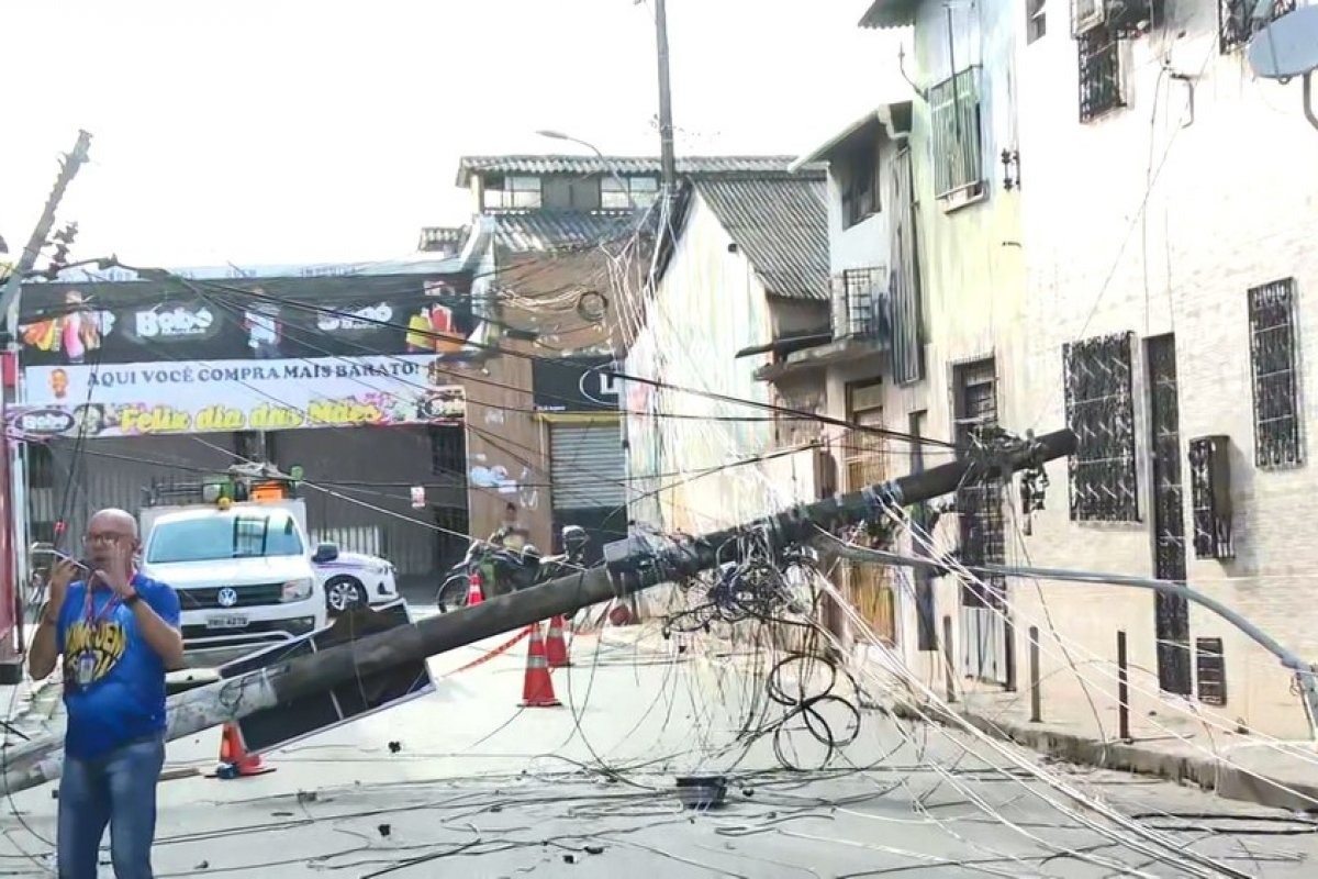 Salvador: caminhão perde o controle da direção e bate em um poste no bairro do Uruguai