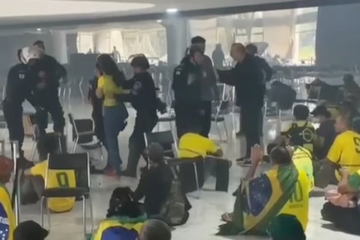 Vídeo: 'Acabou a brincadeira', diz policial ao debelar depredação de invasores do Palácio do Planalto