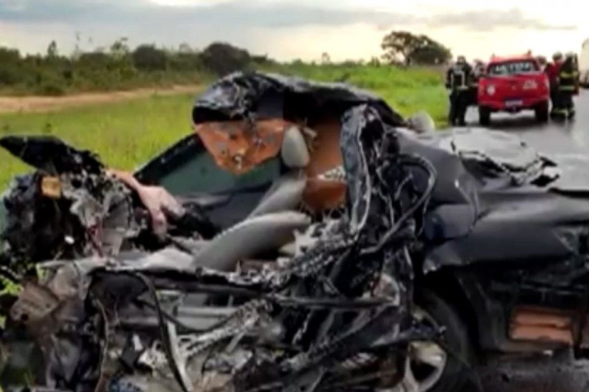 Motorista morre em acidente entre carro e caminhão na BR-242, no oeste da BA