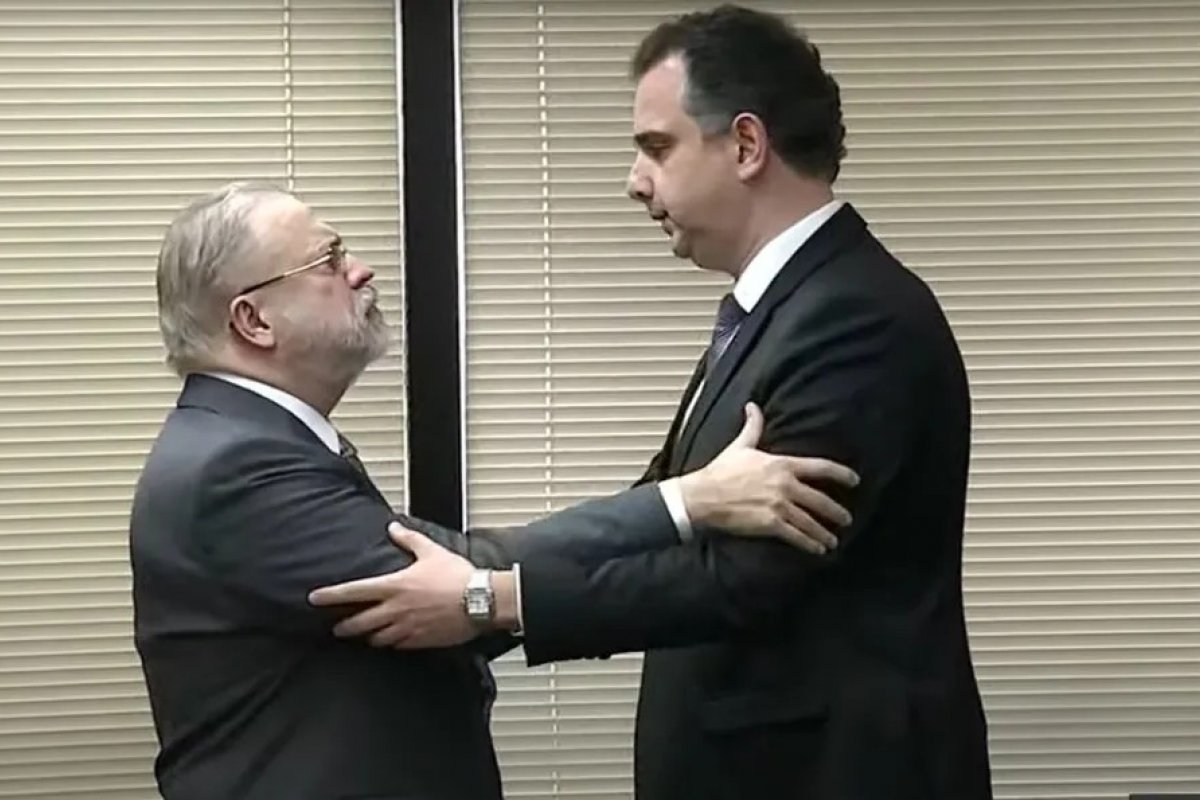 Pacheco entrega a Aras representações criminais contra invasores