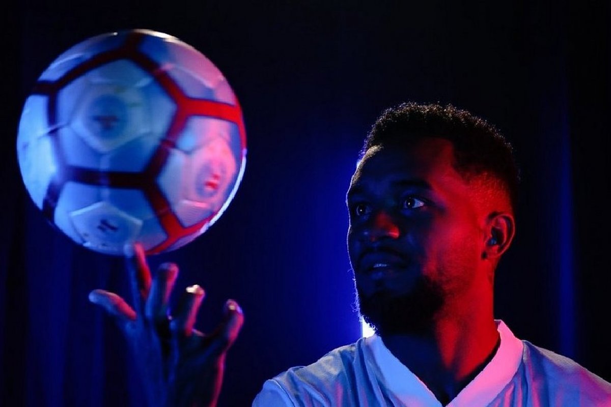 Bahia oficializa a contratação do lateral-direito Cicinho