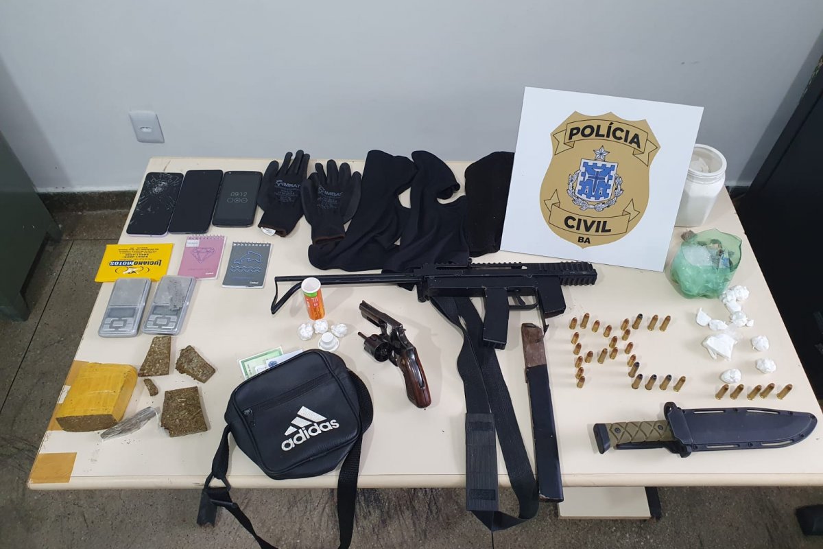 Submetralhadora é encontrada em casa de suspeito de homicídio em Brumado, no sudoeste da Bahia