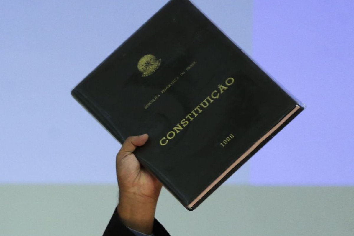 Réplica da Constituição é devolvida ao STF