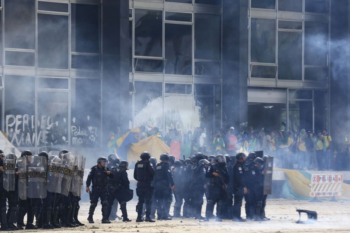 PF inicia investigação para identificar agentes do GSI suspeitos de facilitar o acesso dos manifestantes ao Plenário