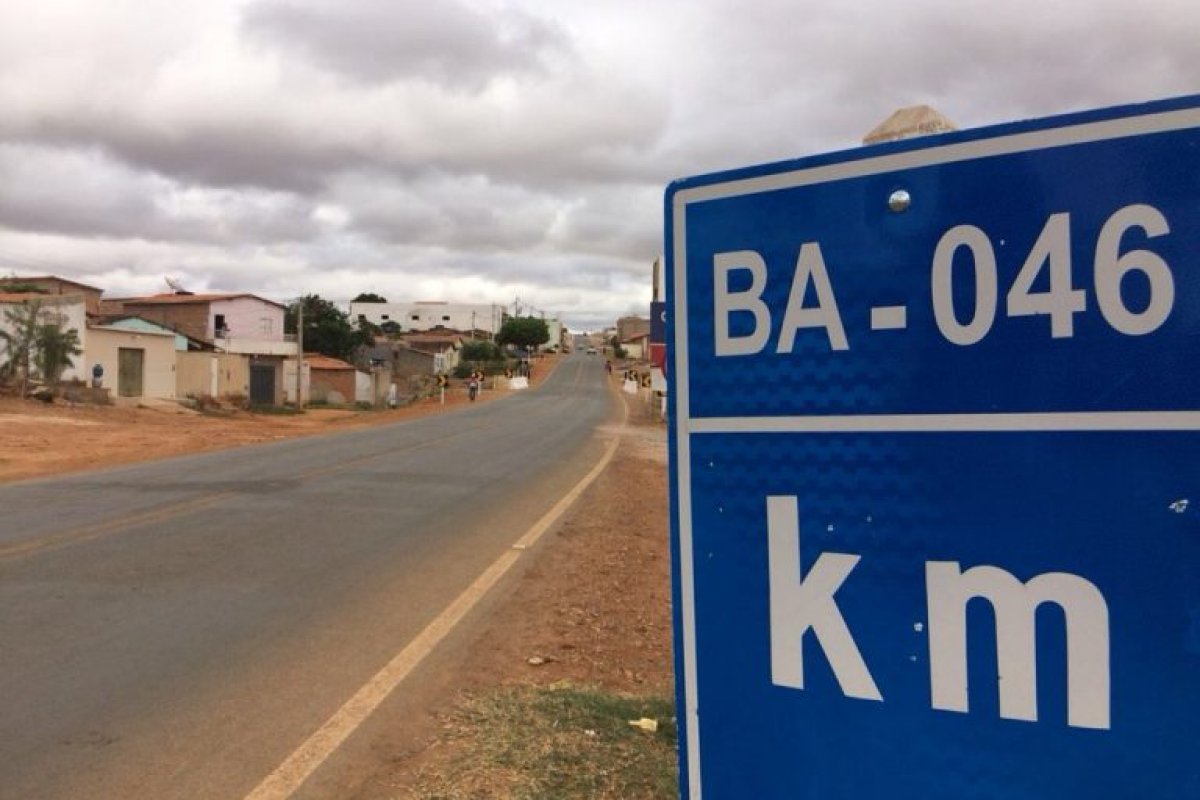 Um homem morre e três pessoas ficam feridas em acidente na BA-046