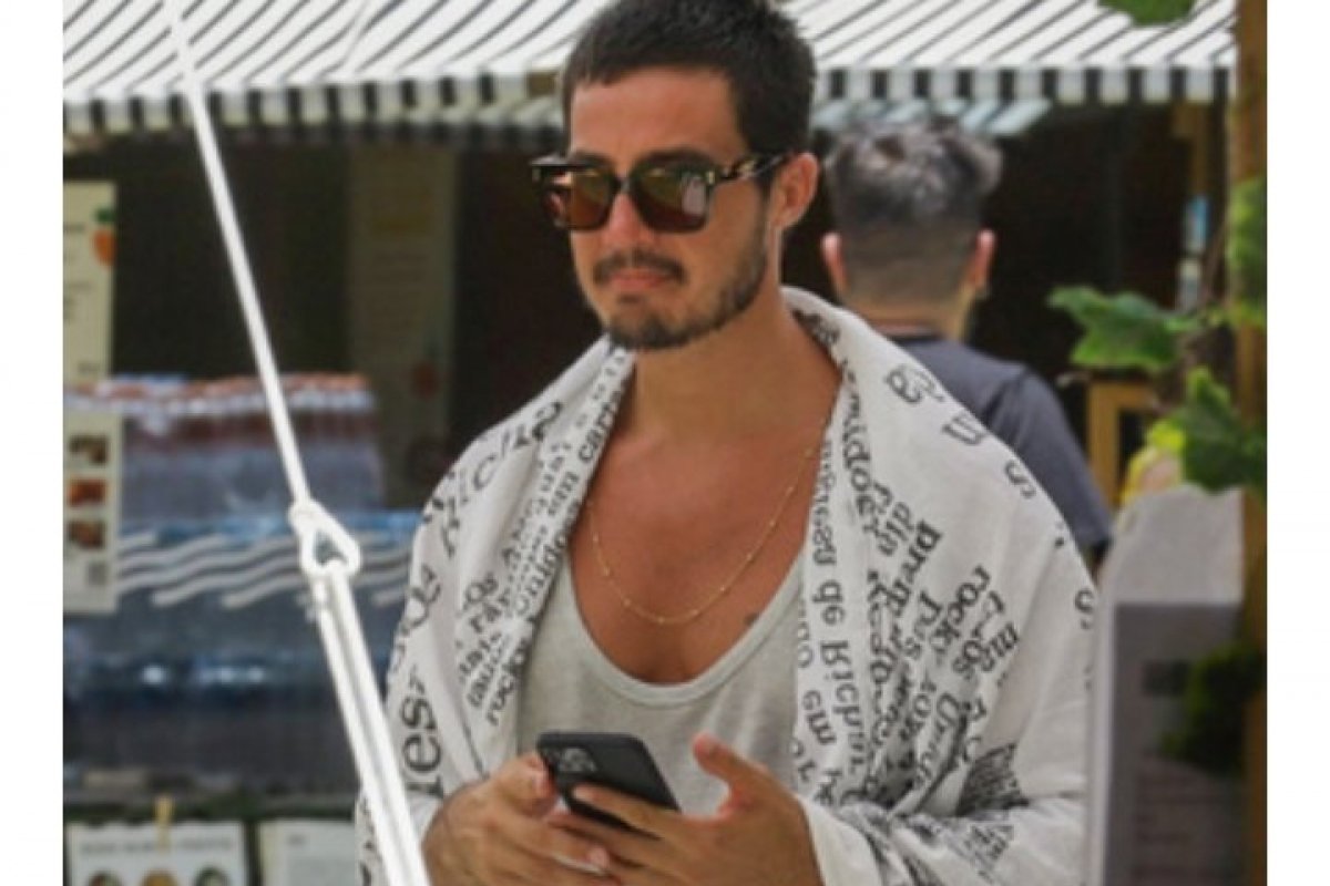 Tiago Iorc aproveita sábado de sol no verão do Rio de Janeiro
