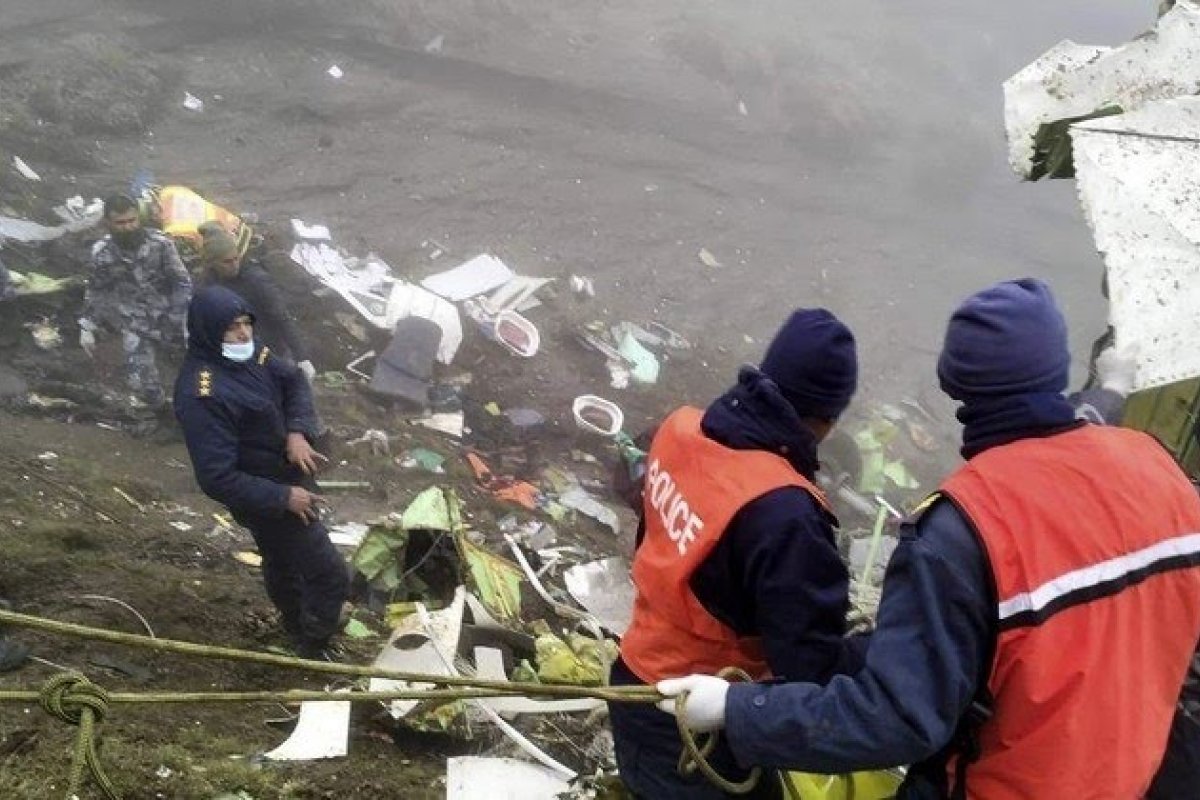 Vídeo: Avião cai no Nepal e deixa ao menos 68 mortos