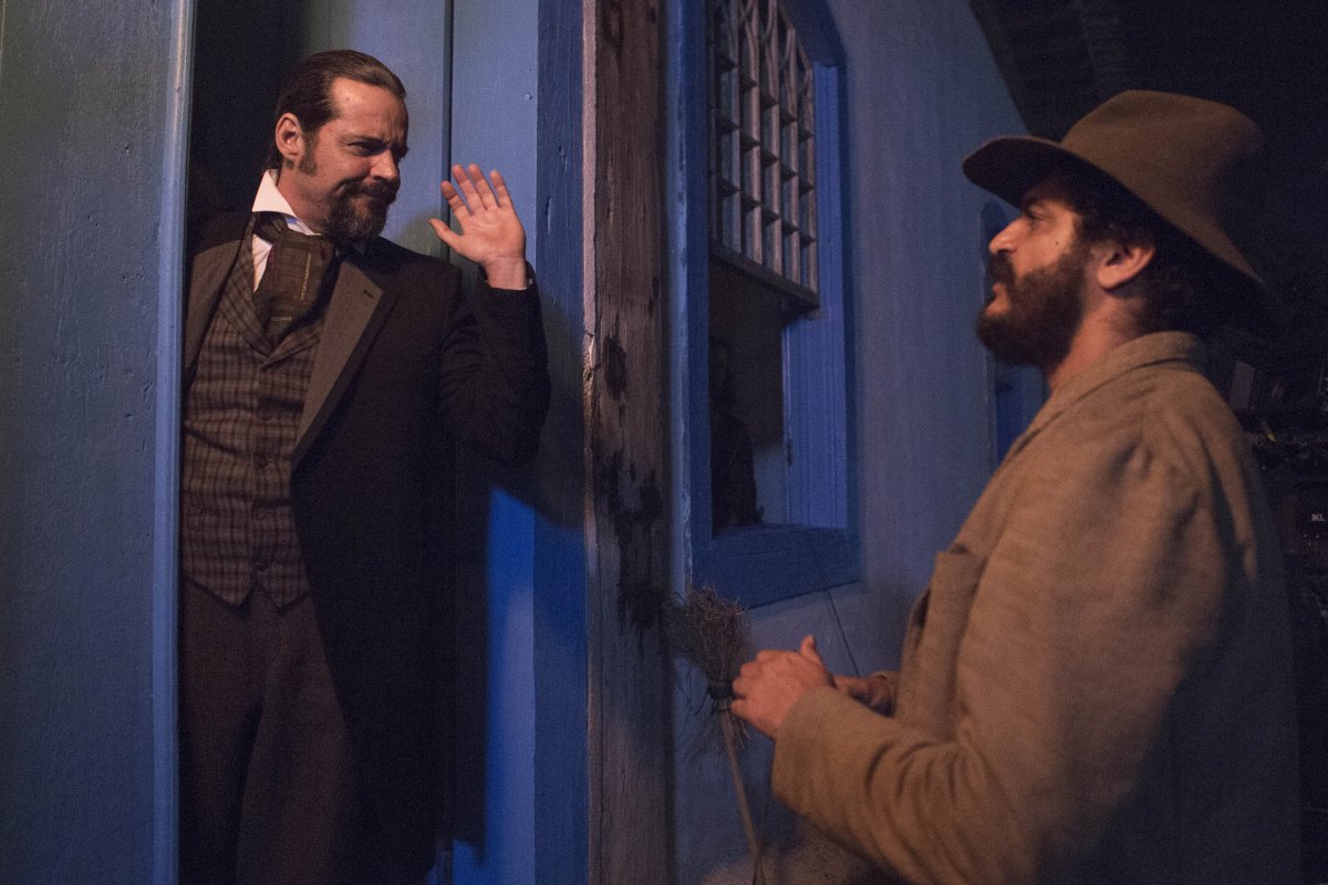 Cantor Criolo no cinema com Felipe Camargo