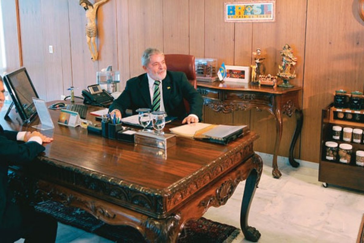 Lula vem proibindo ministros e assessores de entrar com celular em seu gabinete!