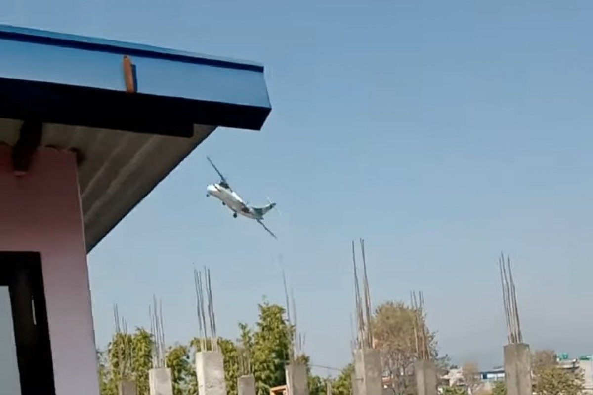 Equipes de resgate encontram caixa-preta de avião que caiu no Nepal