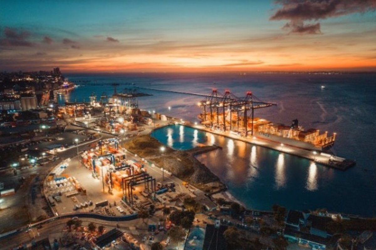 Terminal do porto de Salvador atinge recorde de 110 contêineres movimentados por hora