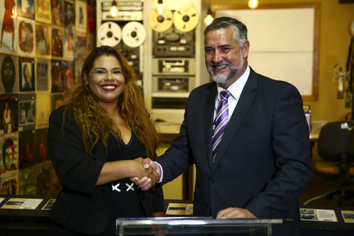 Lula nomeia a jornalista Kariane Costa para presidir a EBC