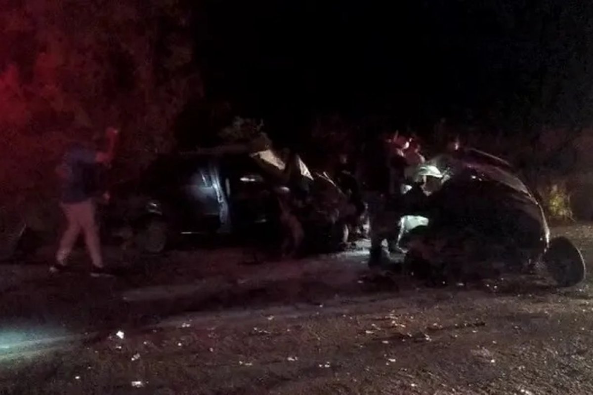 Três pessoas morrem e duas ficam feridas após batida entre carros na BR-407