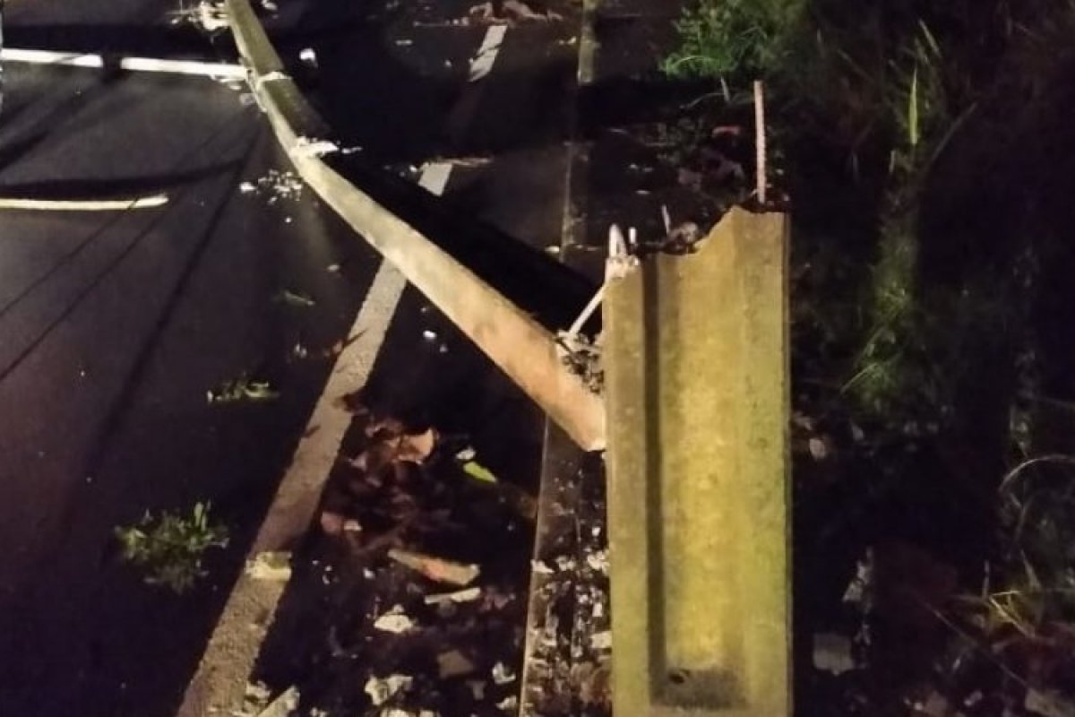 Poste cai na Fazenda Grande e deixa trânsito interditado