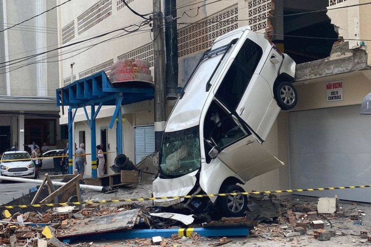 Mulher fica ferida ao ser atingida por um carro que atravessou parede em Balneário Camboriú