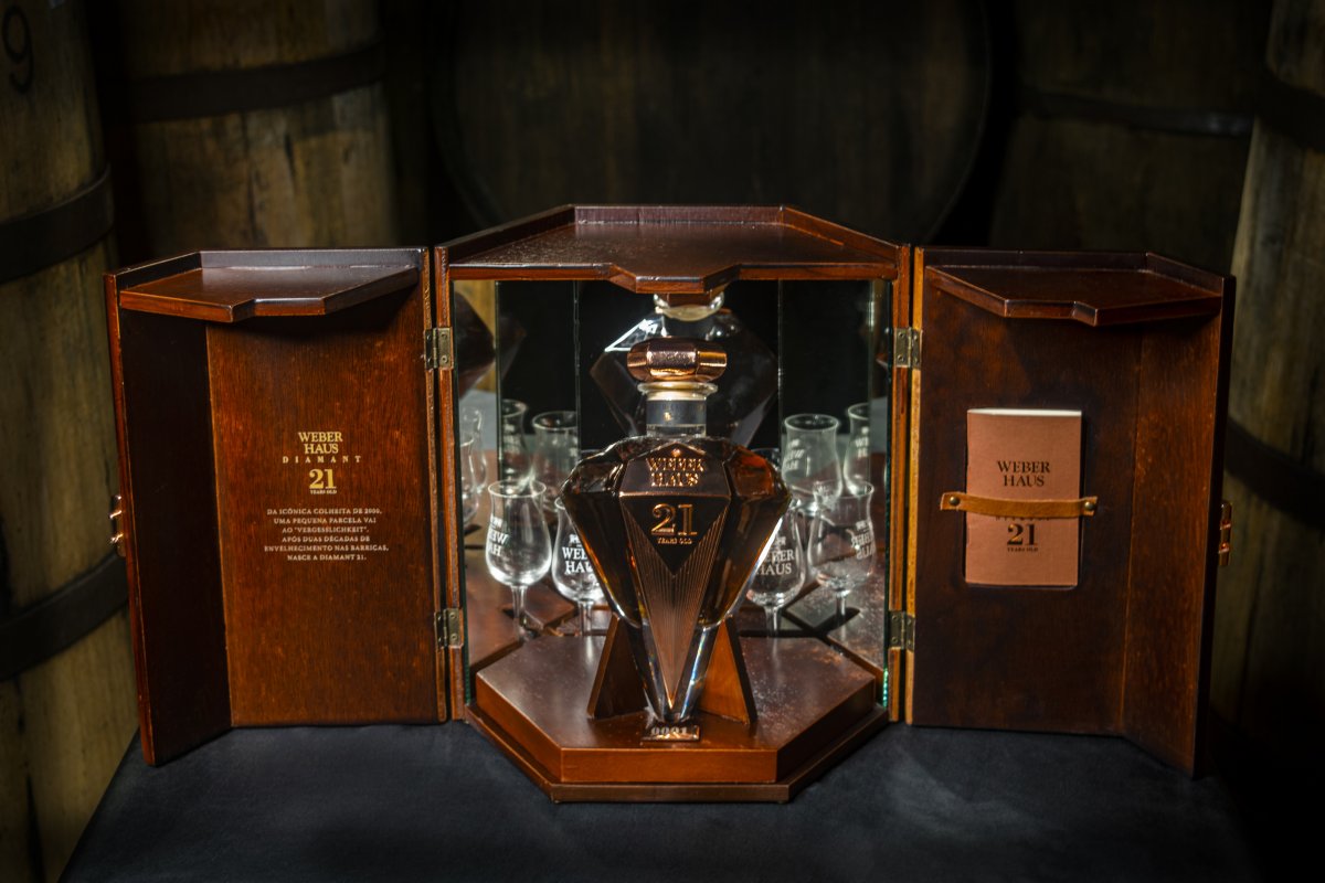 Com recorde de exportação de cachaça em 2022, empresa do sul aposta em bebidas com diamante de quase R$13 mil e fábrica sustentável!