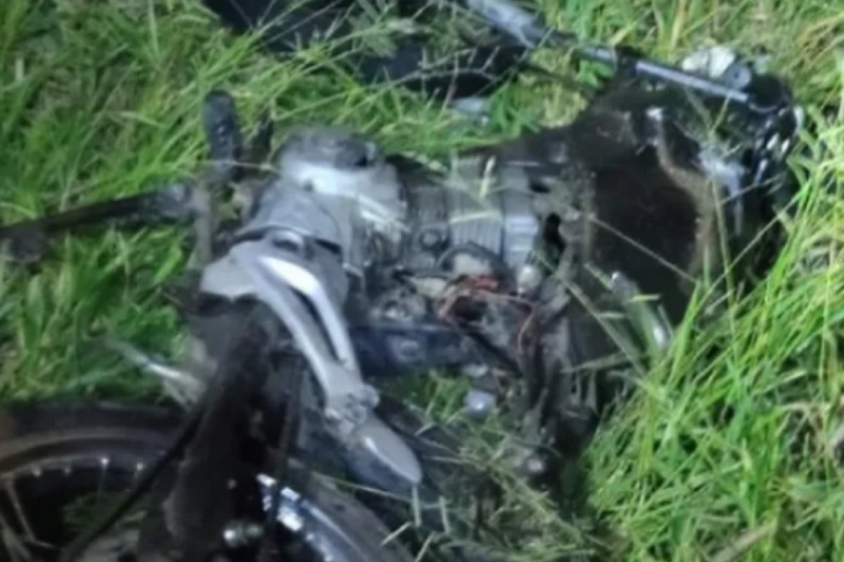 Homem morre e duas pessoas ficam feridas após acidente entre motos e caminhão na Bahia