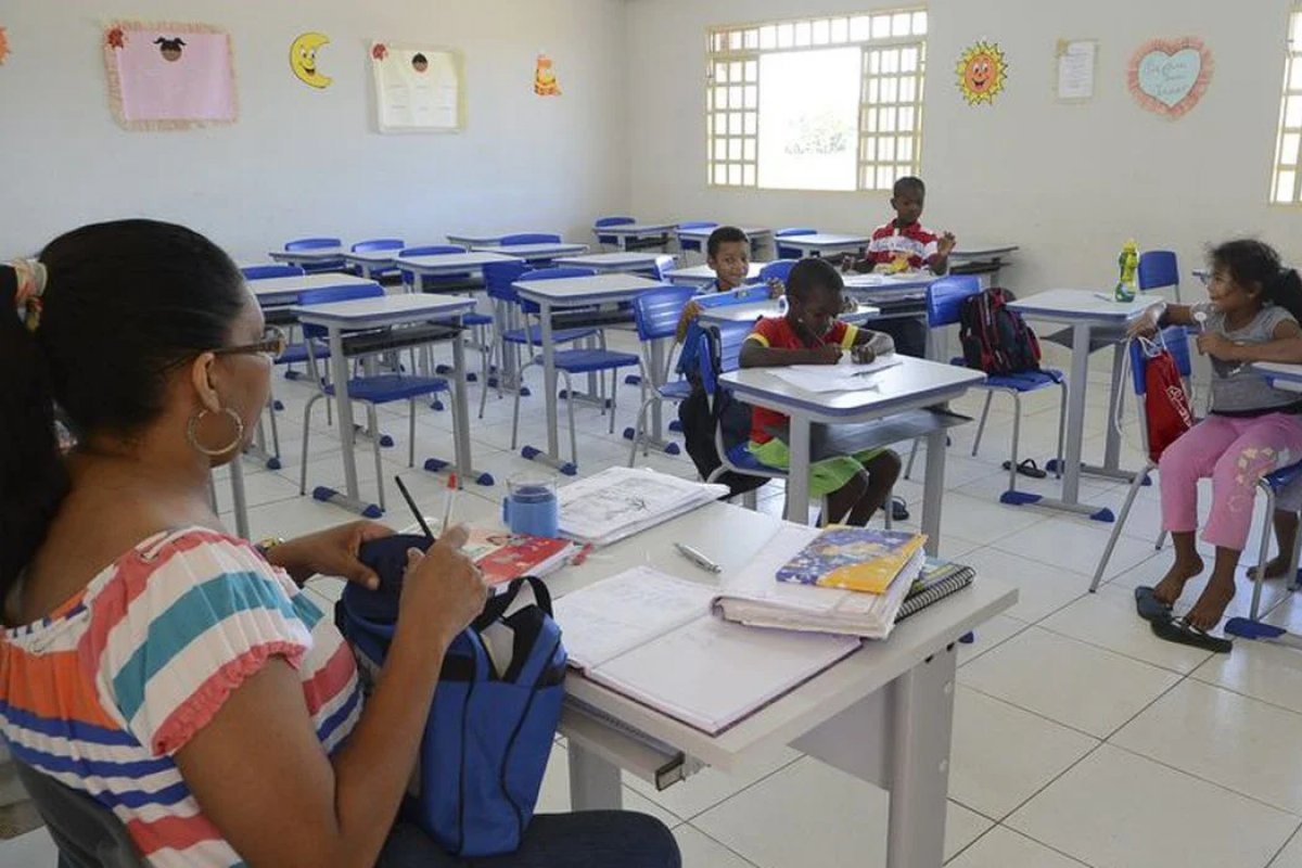 Piso salarial de professores sobe para R$ 4,4 mil