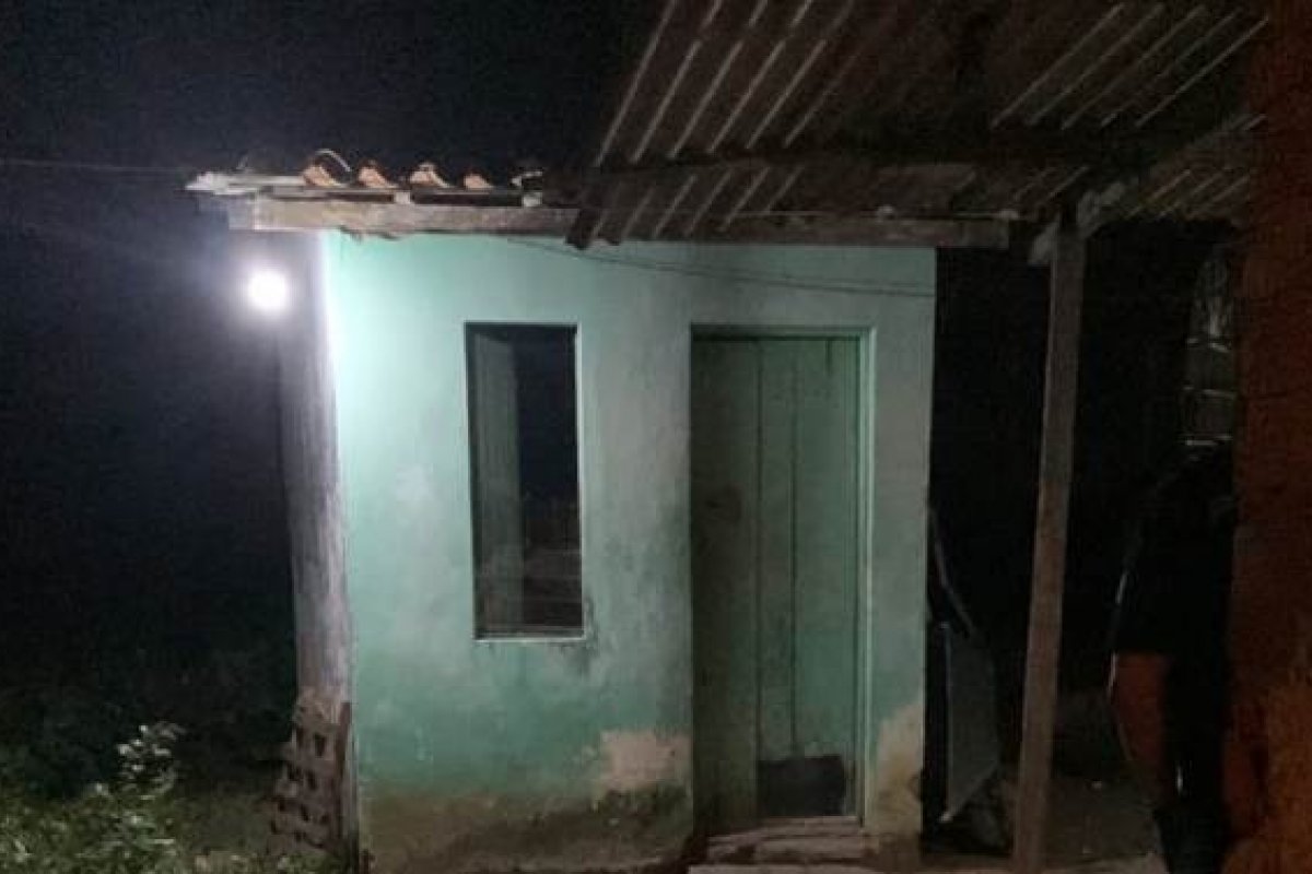 Homem de 25 anos é morto a tiros após ter casa invadida em Feira de Santana