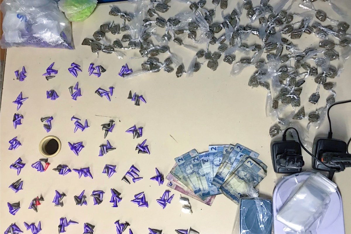 Dupla é encontrada com drogas e rádios comunicadores em Simões Filho (BA)