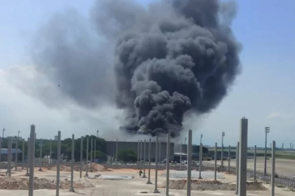 Vídeo: Galpão no aeroporto do Galeão no Rio de Janeiro pega fogo