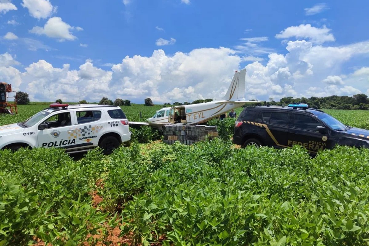 Avião que fez pouso forçado em área rural do interior de SP levava cocaína