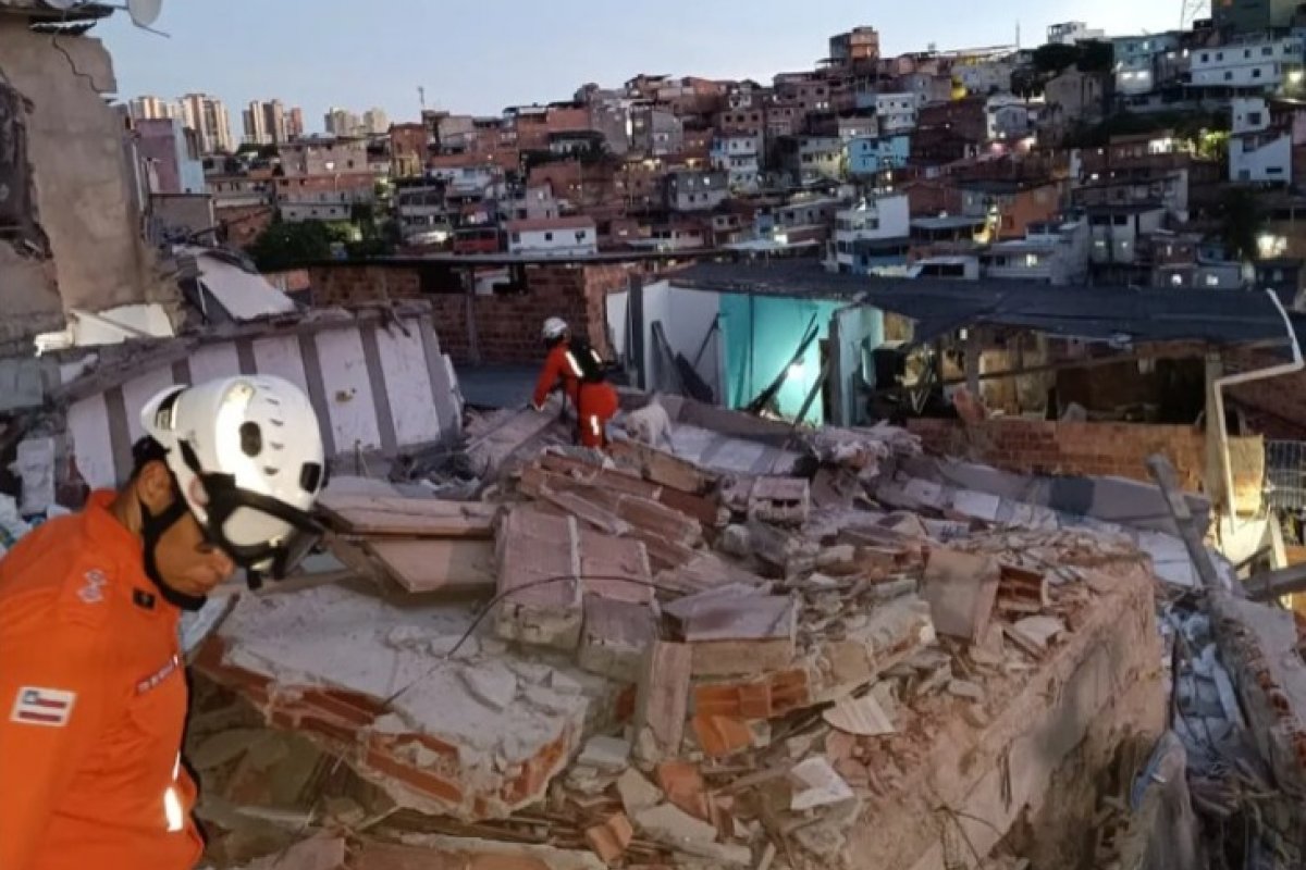 Prédio que desabou em Salvador estava com sobrecarga de peso, alega Defesa Civil