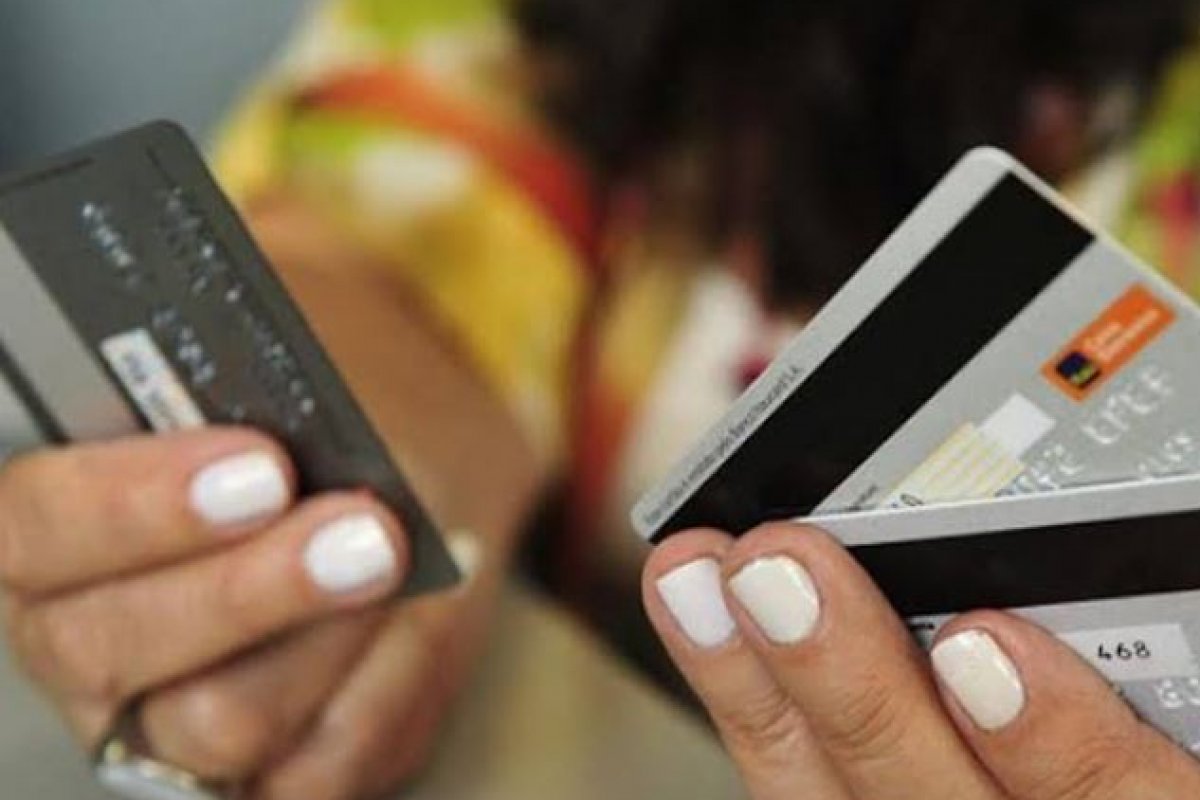 Taxa de juros do cartão de crédito atinge maior percentual em 2019