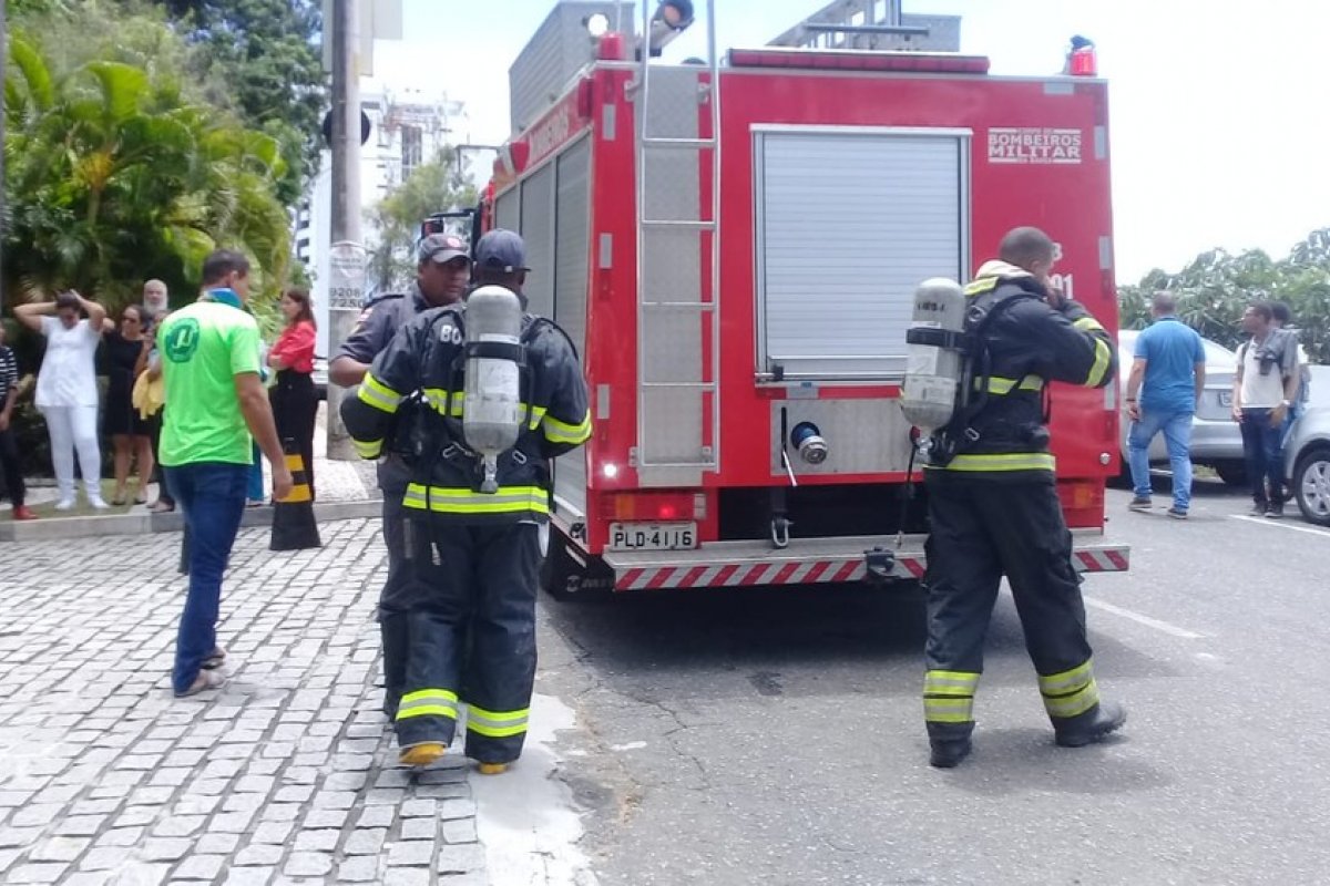 Incêndio atinge prédio comercial em Salvador