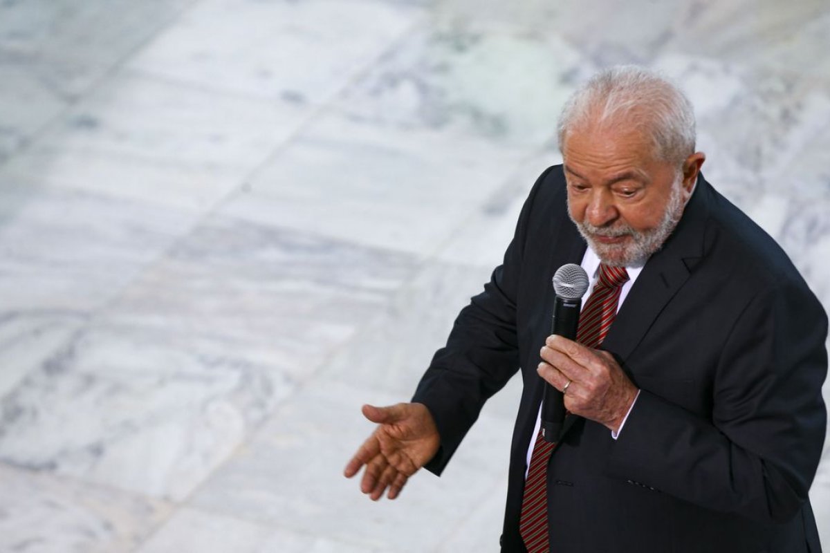 Lula determina que ministérios façam proposta de valorização do salário mínimo