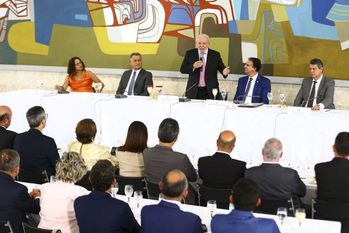 Lula se reúne com reitores de universidades e promete tirar educação do ‘obscurantismo’