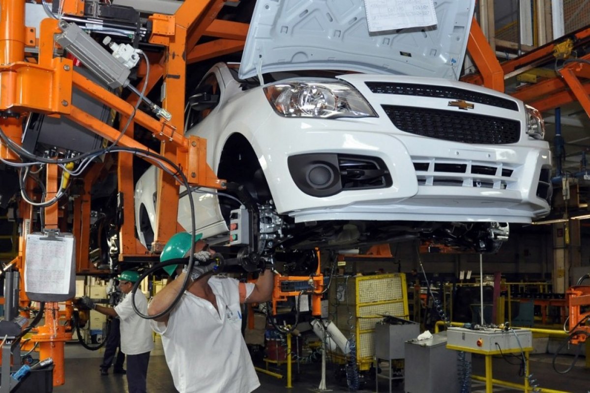 Brasileiros pagam 11,4% a mais por produtos industriais, afirma Ipea