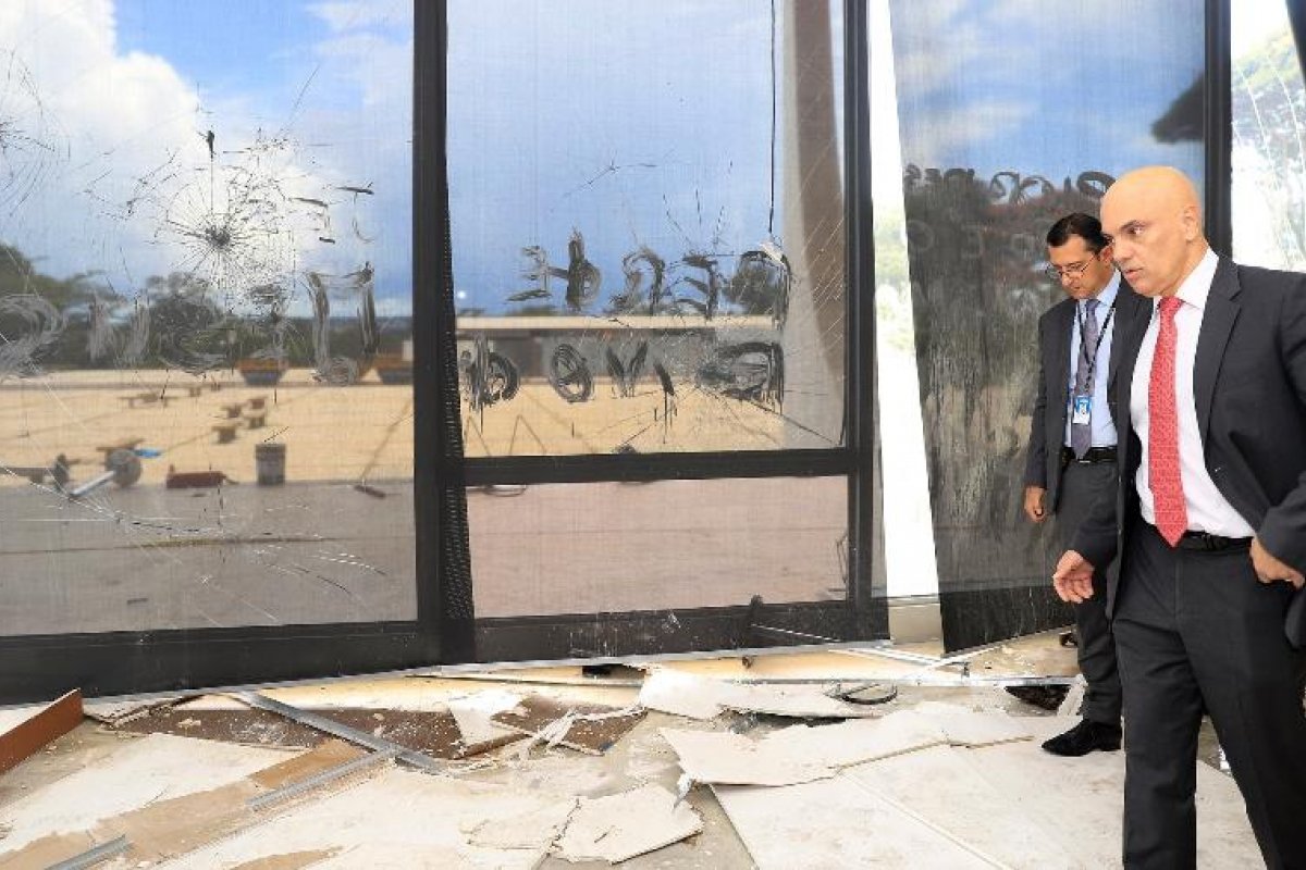 Alexandre de Moraes mantém prisão de 740 manifestantes por atentado em Brasília