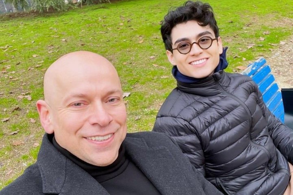 Após revelar o casamento publicamente, Leandro Karnal, aparece ao lado do marido, durante as férias na Itália!