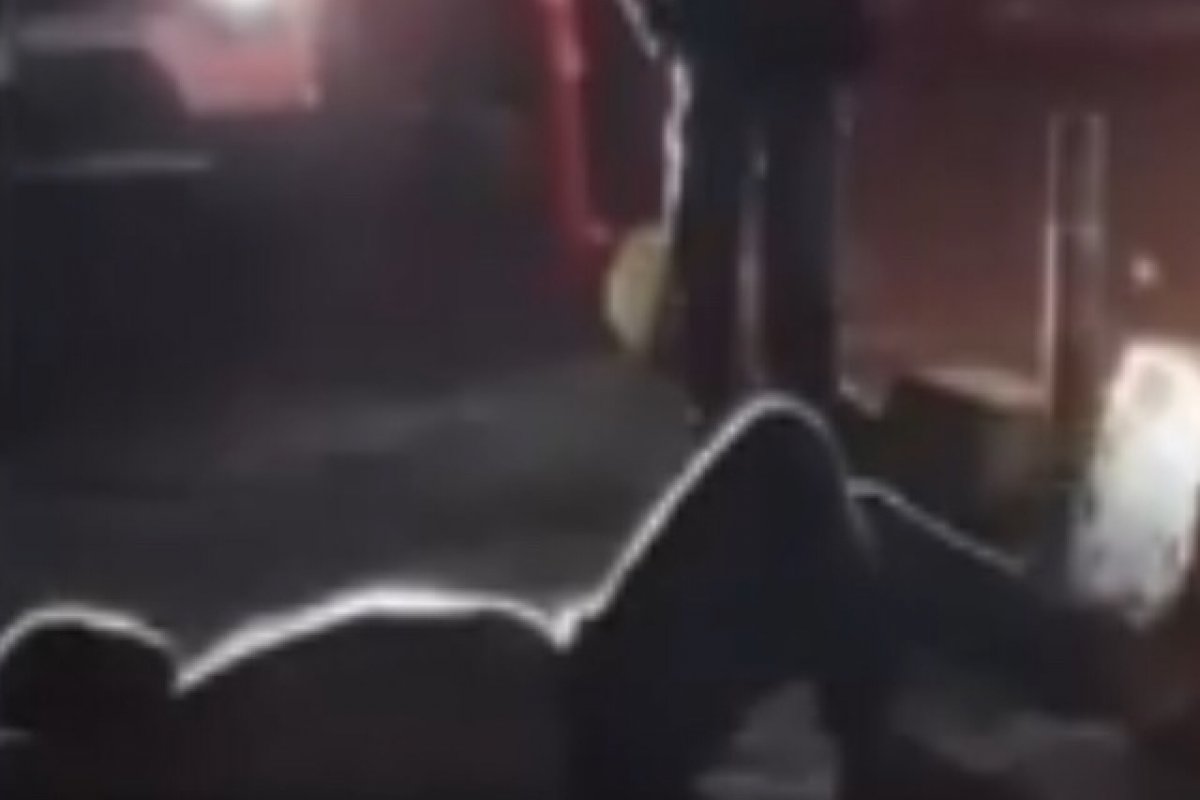 Homem bloqueia fila do ferryboat em protesto após esperar cinco horas pelo serviço em Salvador