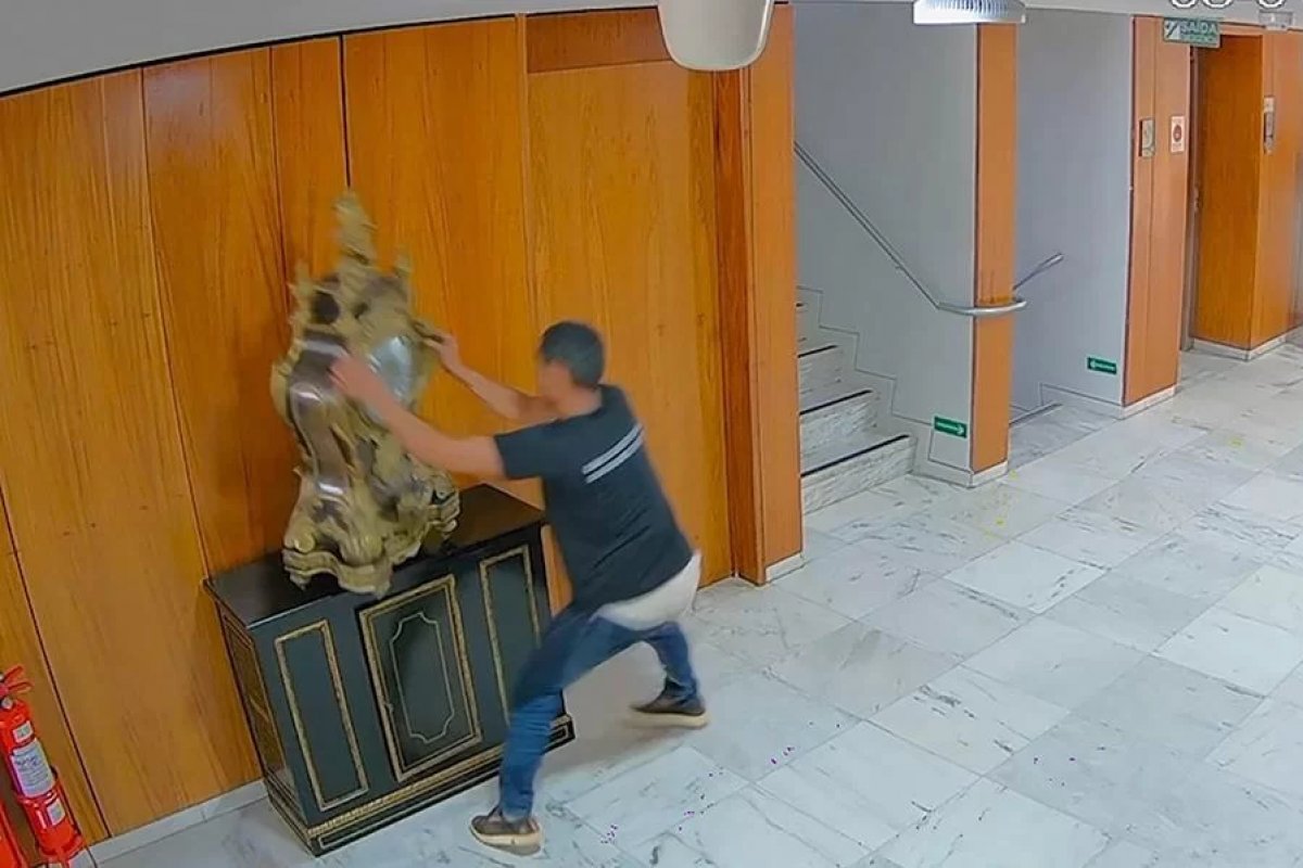 PF identifica homem suspeito de destruir relógio do século XVII no Palácio do Planalto