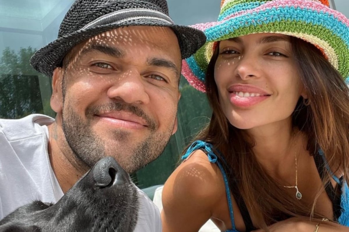 Esposa de Daniel Alves se pronuncia pela primeira vez após escândalo envolvendo jogador: "Respeitem minha privacidade"
