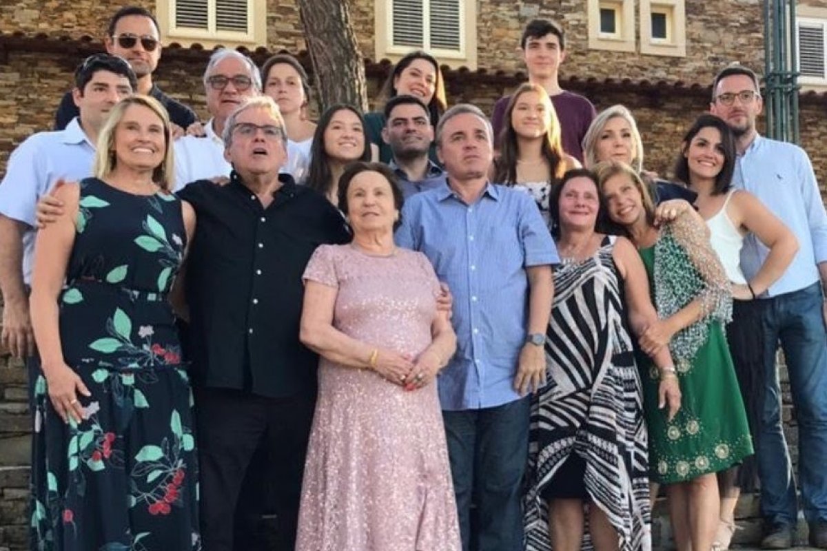 Sobrinho de Gugu mostra a última foto do apresentador com a família