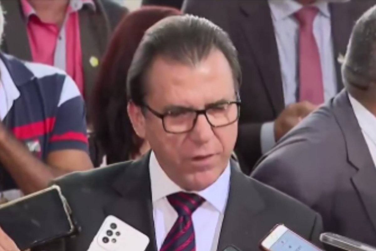 Ministro do Trabalho afirma que não há garantia de mudança no valor do salário mínimo